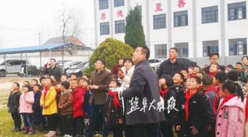 市航协无人机“飞”进滨海沙浦小学 为留守儿童送去知识和欢乐