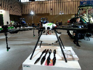 江苏国际农业机械展览会开幕 无人拖拉机、植保无人机现身