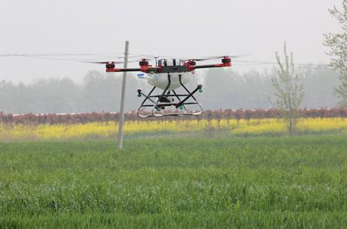 呼图壁：无人机飞防助力农业发展
