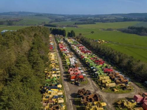 壮观！无人机俯拍英国联合收割机“墓地”