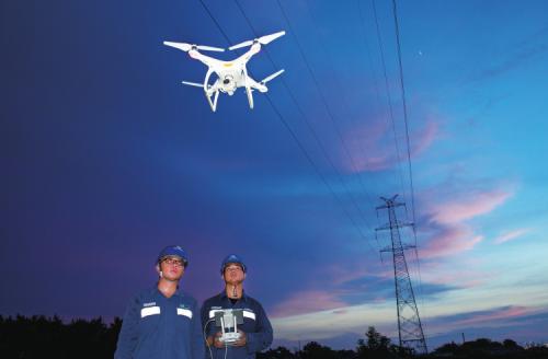 春检丨河南“无人机”监控带电作业保安全