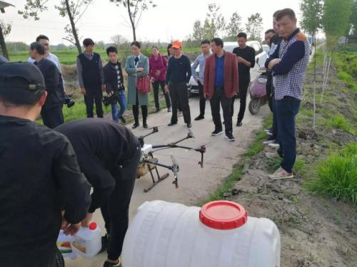 河南淮滨：200位年轻人操控100架无人机服务小麦田间管理