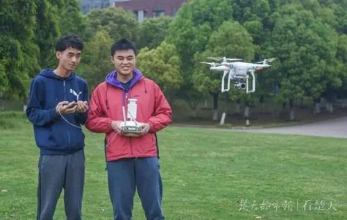 盲人学生玩转无人机，听声音判断飞行状态 