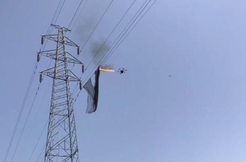 内江运用无人机喷火清理高压线上异物