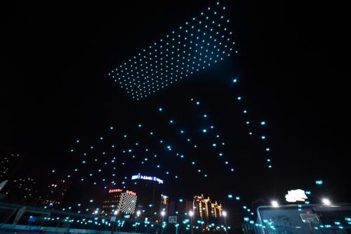 西宁：四百台无人机上演灯光秀（图）