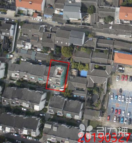 无人机“空巡”管控违建 小巷居民楼屋顶违章搭建?难逃法眼!