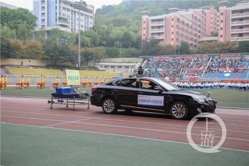 无人驾驶汽车和无人机开上校运会开幕式 帅炸！