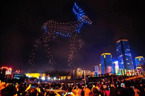 “藏羚羊”踏彩而来 高巨零度无人机表演沸腾了青海夏都