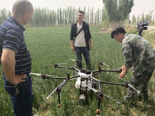 小麦地打药用上高科技,无人机成为农民“新宠”！ 