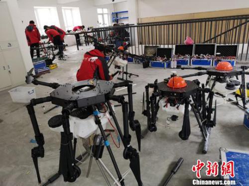 四川广汉启用50余台无人机 植保现代农业面积超40万亩