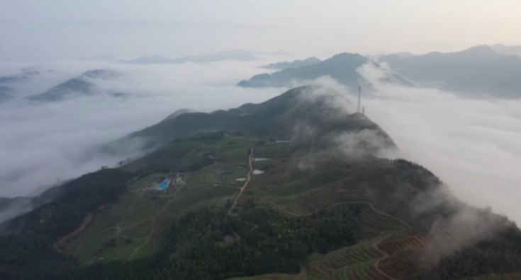 永州双牌：无人机摄影爱好者 守候云台山上雾海流云飞瀑美景