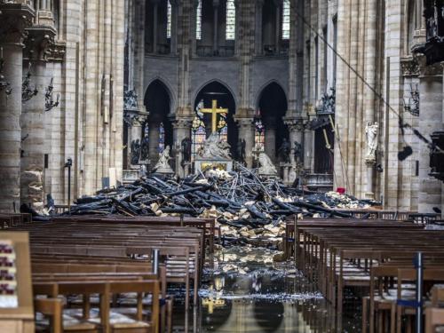 巴黎圣母院大火扑灭！靠 DJI 无人机监控高空现场？ 