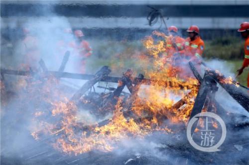 无人机侦查、直升机吊桶 消防演练高科技上阵