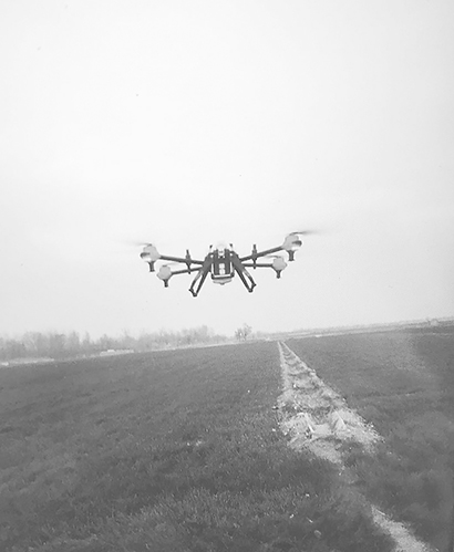 饶阳西张岗村农民用无人机为麦田喷药