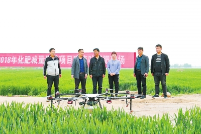 1万亩小麦施肥不见人 10架无人机来助力