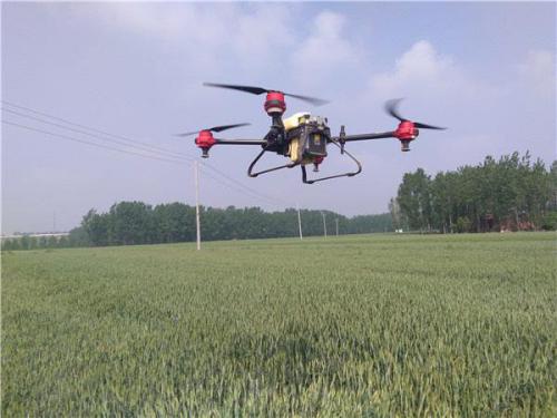 内乡县王店镇“无人机”防治小麦赤锈病 受群众欢迎