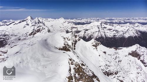 无人机镜头中的达古冰山 五一长假的称心之选