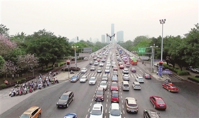 柳州交警启用无人机抓拍违法行为