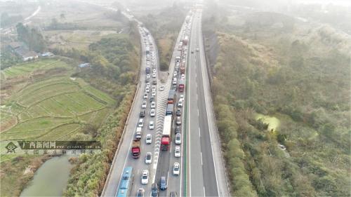 桂柳高速将迎出行高峰 交警启用无人机抓拍违法