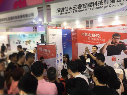 UDrone意念无人机引爆深圳礼品展，数百人围观“意念控制”黑科技