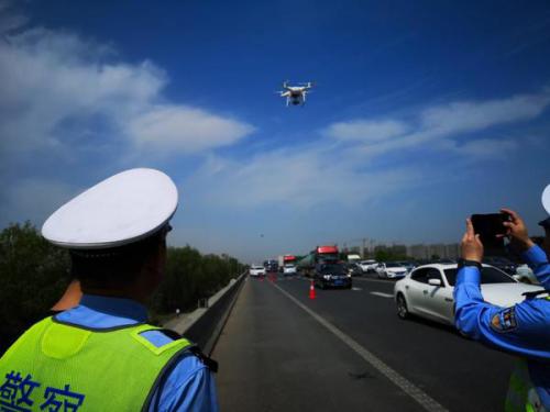 【五一出行】无人机抓拍 河南高速交警2小时查处100余辆占用应急车道车辆