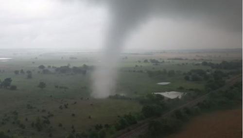 [视频]看看无人机拍摄的让人既恐惧又着迷的龙卷风画面