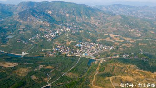 无人机航拍家乡的小山村，满山的果园绿意盎然，孕育着满满的希望