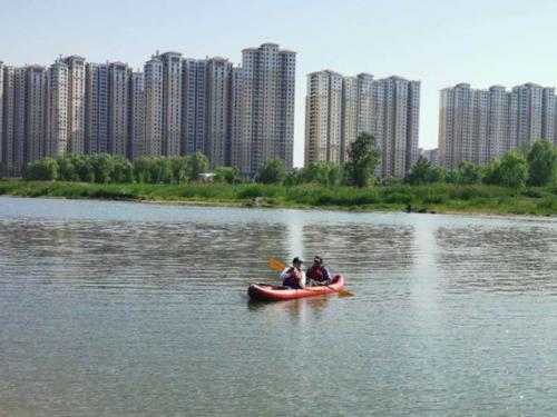 皮划艇采水样无人机拍摄，“民间河长”到小龙湾实践培训(图文)