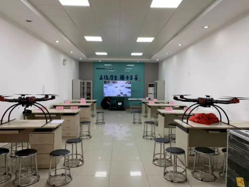 时代星光科技向川大锦城学院捐赠无人机