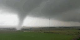 追风者！男子首次成功用无人机近距离拍摄龙卷风