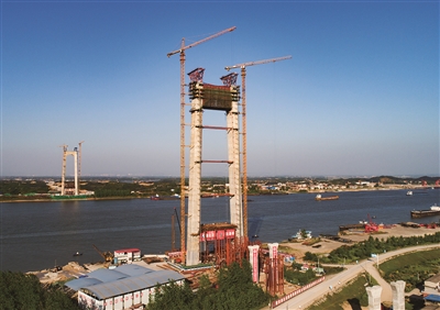 无人机穿针引线飞越千余米江面