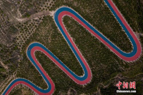 太原高海拔山顶现“云端上的彩虹公路”