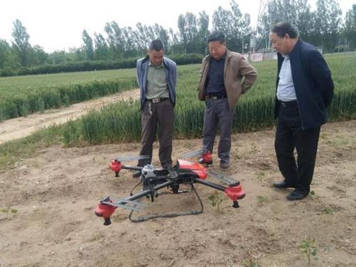 满庄镇首次运用无人机飞防小麦病虫害