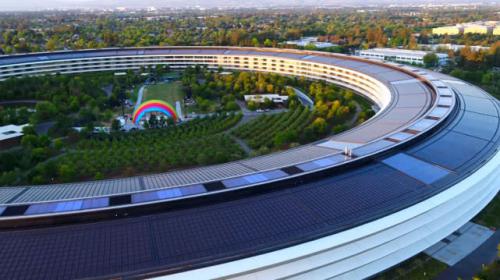 Apple Park最新无人机视频流出：惊现神秘“彩虹”舞台