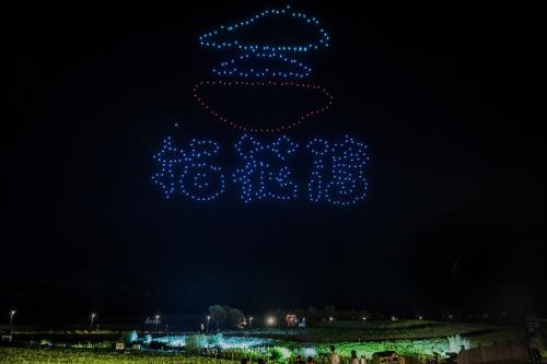 500架无人机表演点亮无锡拈花湾夜空和游客互动