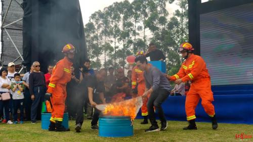 灭火机器人、六翼无人机……各类黑科技应急装备引上千人围观