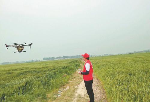 月薪1万，这群农民开无人机挣大钱