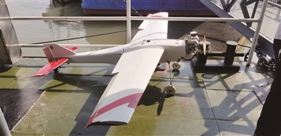 奇事！渔民江中捞到架大型无人机 航拍中因故障坠江，警民合力物归原主