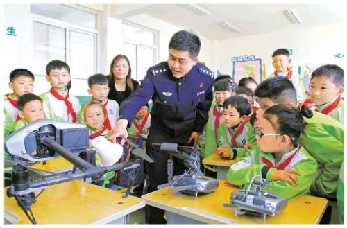 辽宁义县：无人机“飞”进小学课堂