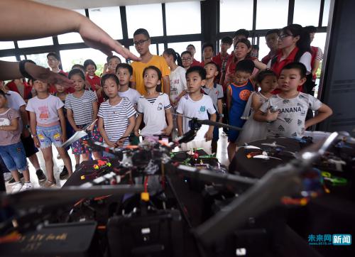 听障小孩遇上了"空中F1" 深圳举行公益无人机体验活动