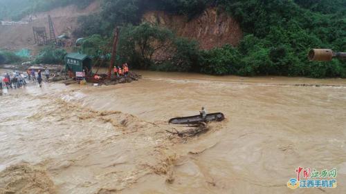 【暖新闻·江西2019】河水暴涨致一人被困河中 无人机搭建救援通道