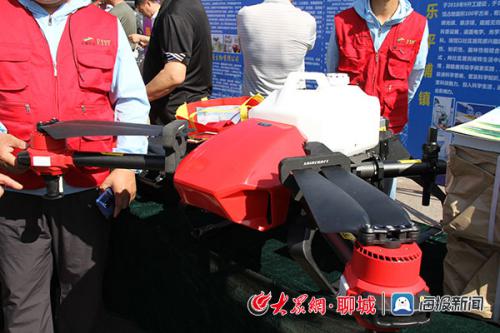 一块电池可连续喷洒10亩地 新型植保无人机惊艳亮相