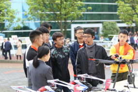 贵州职业技术学院孙志刚书记、谌贻琴省长观摩无人机专业现场教学