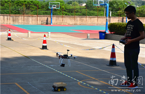 南机院创客嘉年华举行 无人机空中投物谁更精准