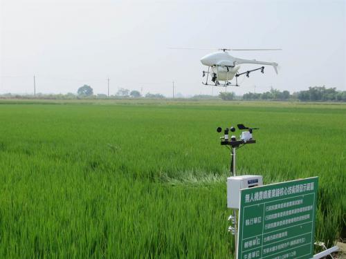 无人机运用渐夯，喷药、勘灾都靠它
