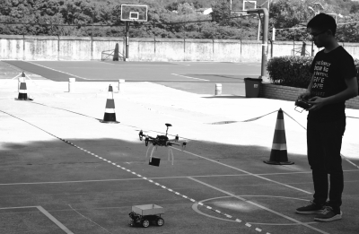 比比谁的无人机空中投物更精准 