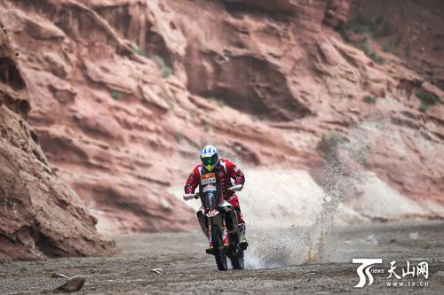 环塔无人机视觉：车辚辚马萧萧 穿越托木尔大峡谷