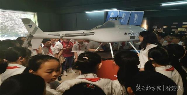 参观无人机，体验VR设备，制作衍纸画……小学生在动手中体验职业教育