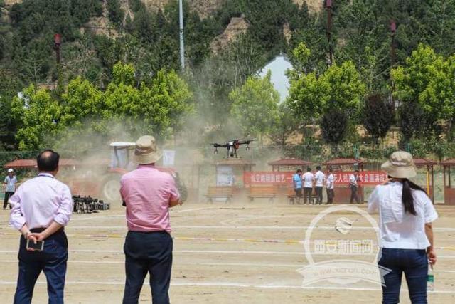 植保无人机“炫技”陕西省首届乡村振兴运动会