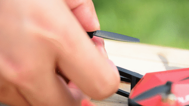 这个六一带你飞！超级奶爸带娃体验 UDrone 意念无人机